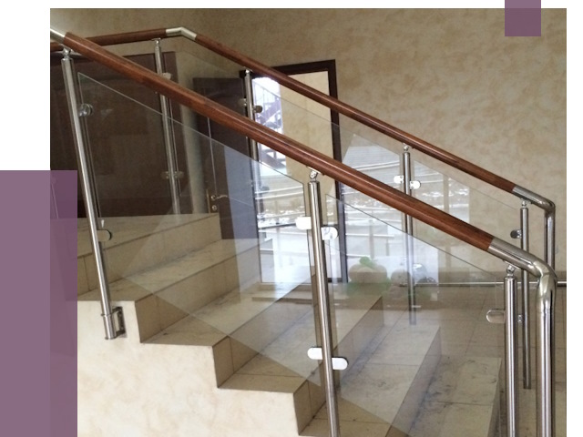 Комбинированные перила из металла и дерева в Камышине